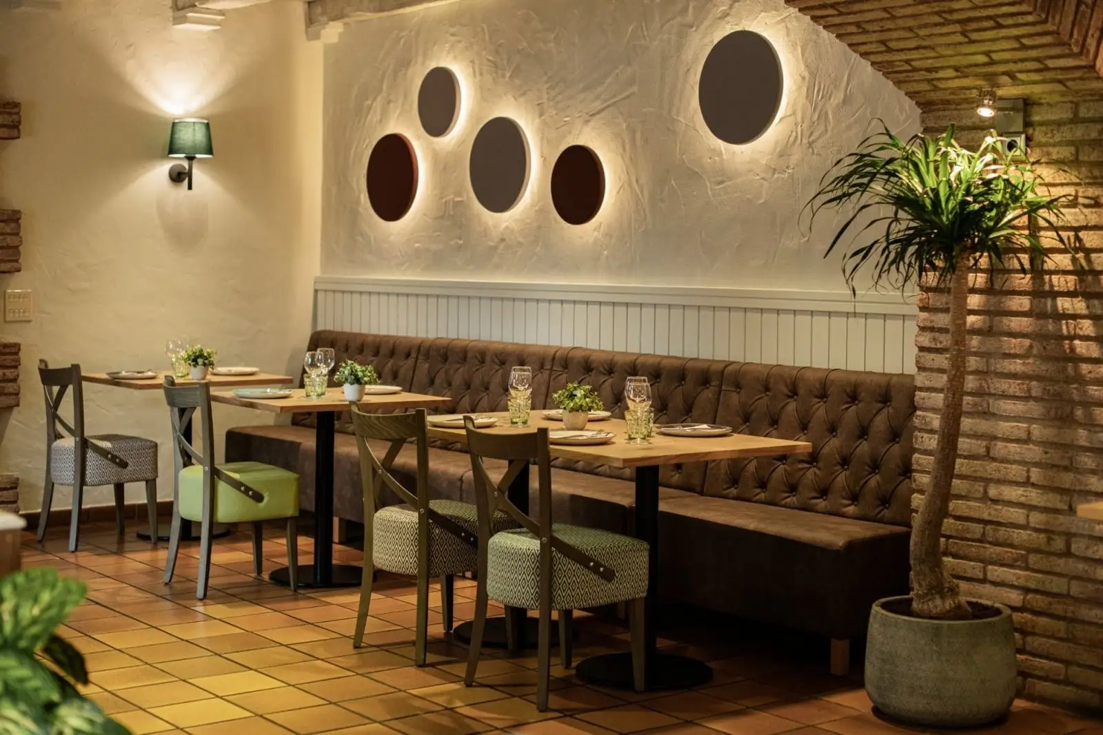 Interior acogedor del Restaurant Ronda Figueres, con decoración mediterránea en Girona