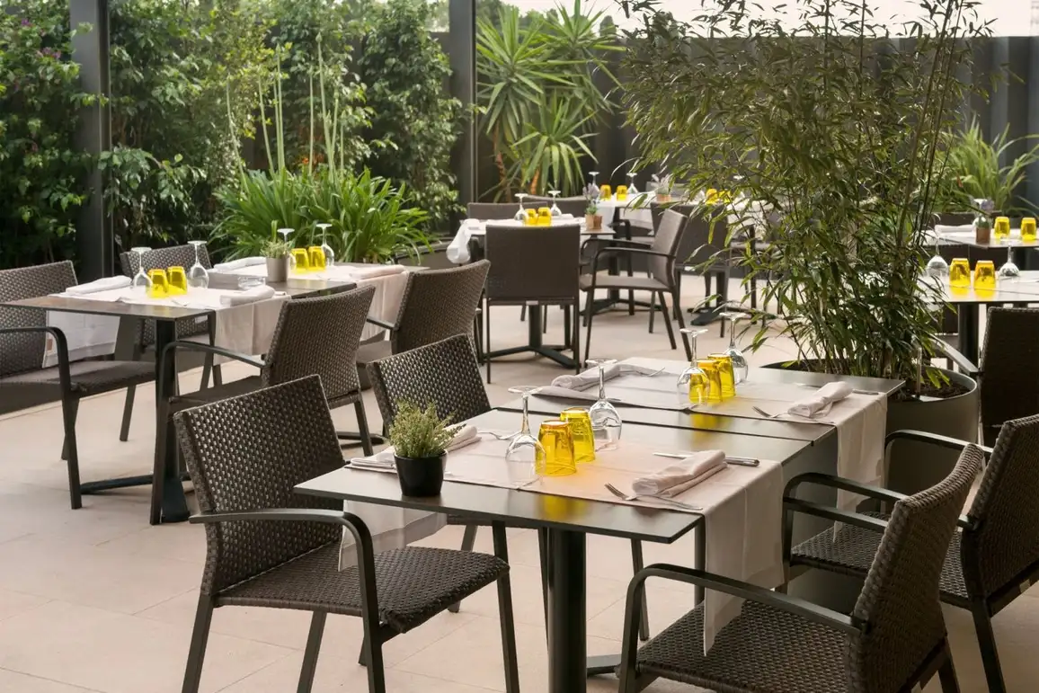 Terraza exterior del Restaurant Ronda Figueres, ideal para disfrutar de la cocina mediterránea en Girona.