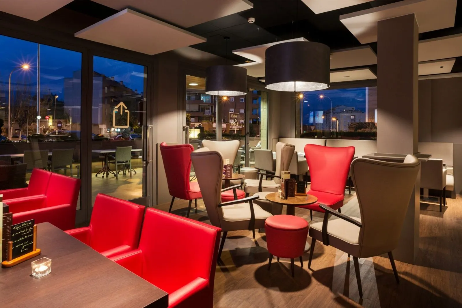 Interior moderno y acogedor del Restaurant Ronda Figueres, especializado en cocina mediterránea en Figueres.