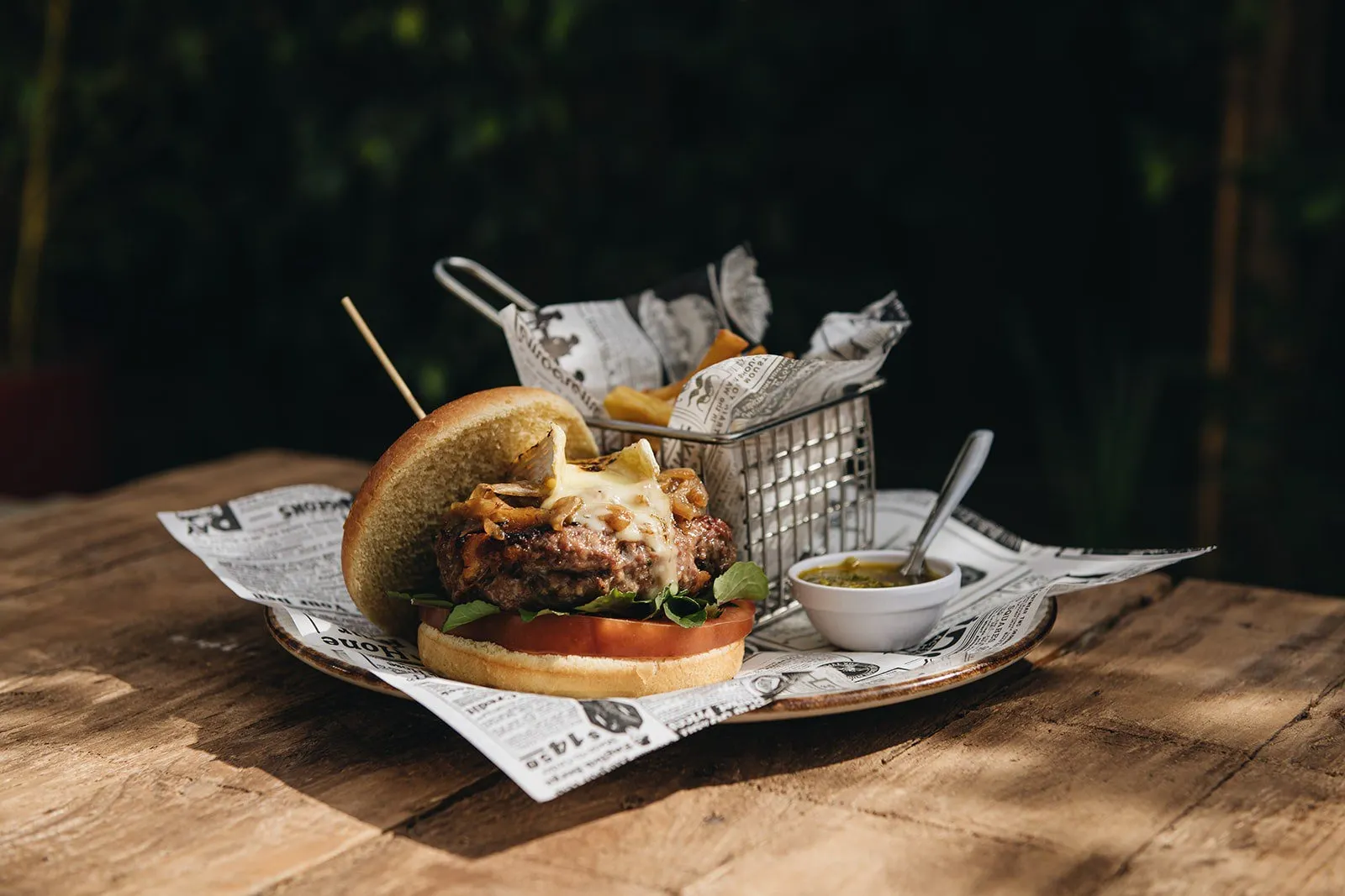 Hamburguesa gourmet servida con patatas fritas en Restaurant Ronda Figueres, cocina mediterránea en Girona