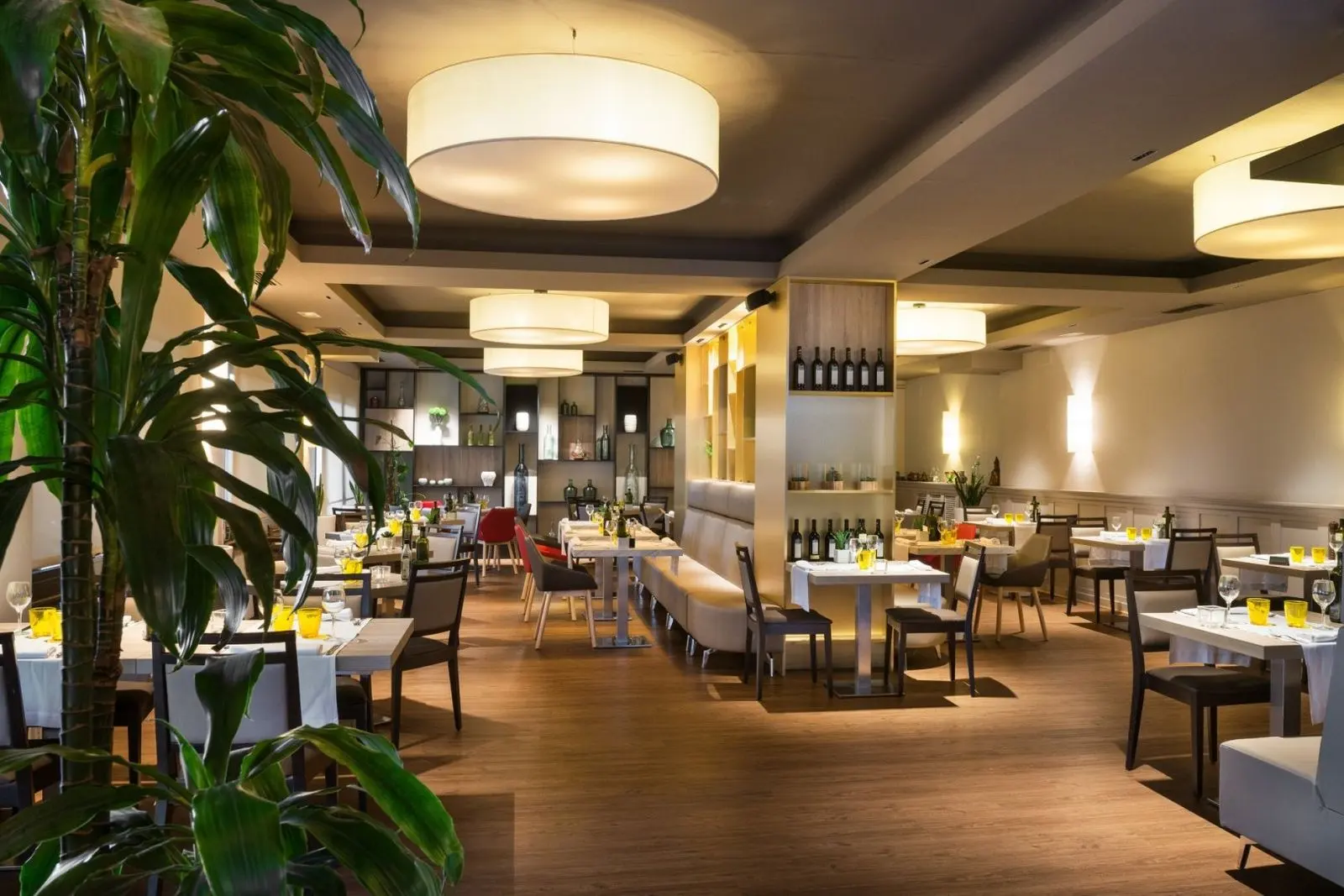 Interior moderno y acogedor del Restaurant Ronda Figueres, especializado en cocina mediterránea en Figueres, Girona.