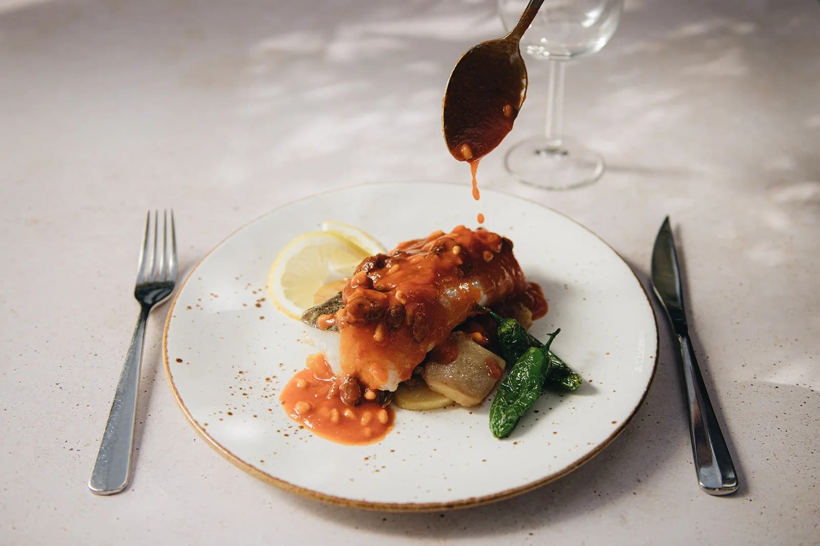 Plato de pescado con salsa de tomate en Restaurant Ronda Figueres, cocina mediterránea en Girona