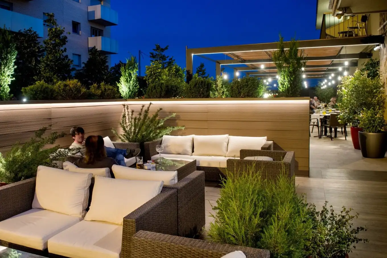 Terraza exterior del Restaurant Ronda Figueres en Girona, ideal para cenas mediterráneas al aire libre.
