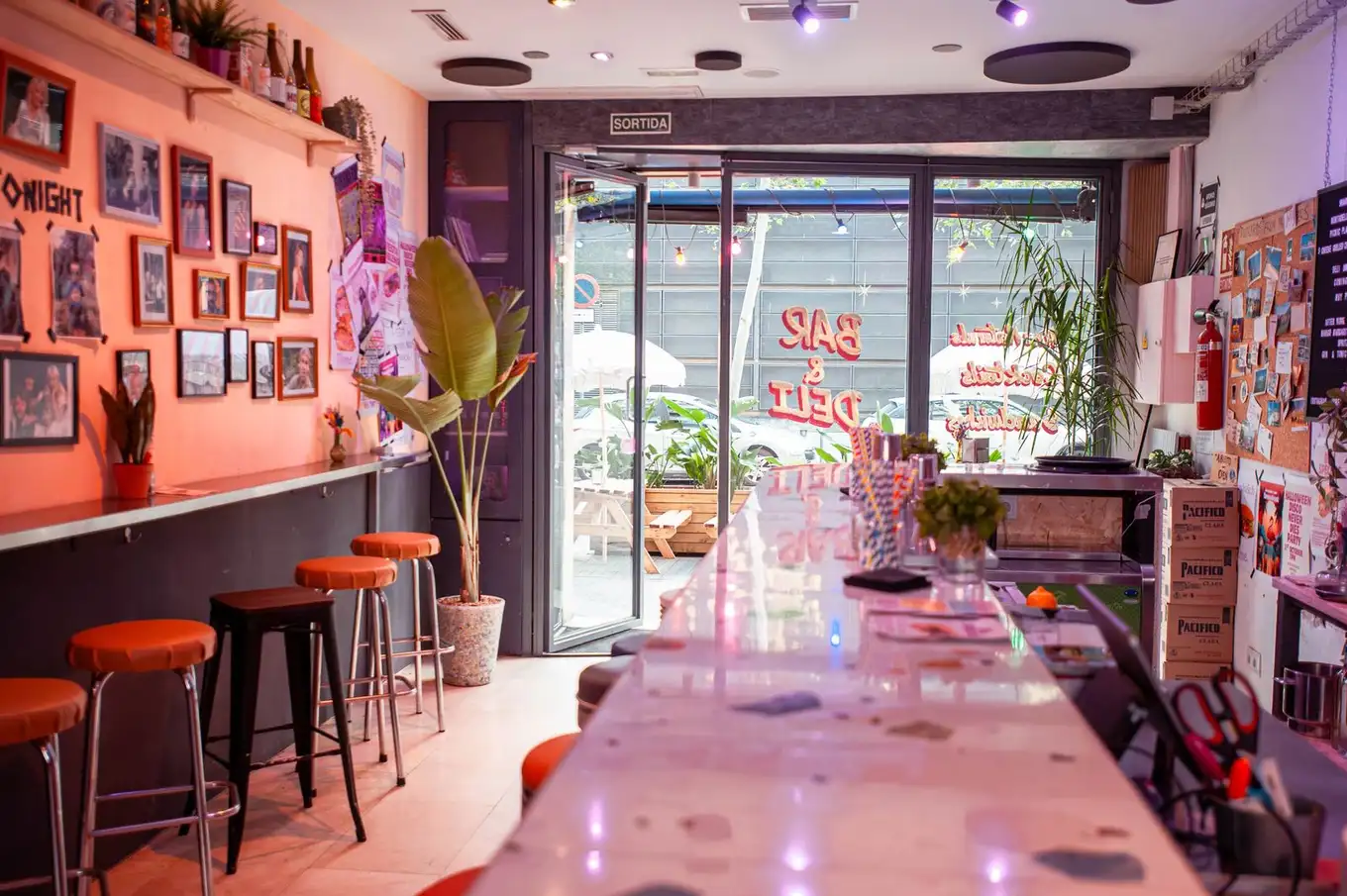 Interior del Dreamboat Bar & Deli en Sant Martí, Barcelona, mostrando un ambiente acogedor ideal para afterworks con decoración moderna y barra iluminada.