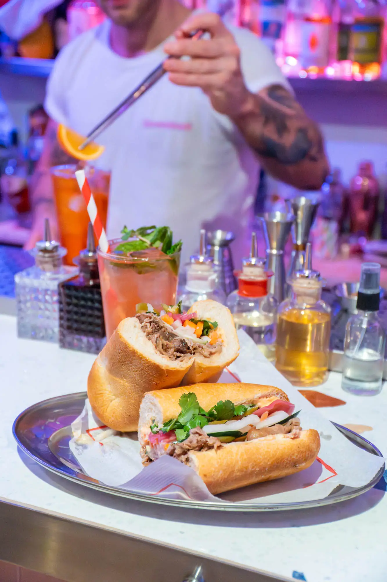 Bánh Mì en Dreamboat Bar & Deli, un bar en Sant Martí, Barcelona, especializado en tapas y bocadillos creativos.