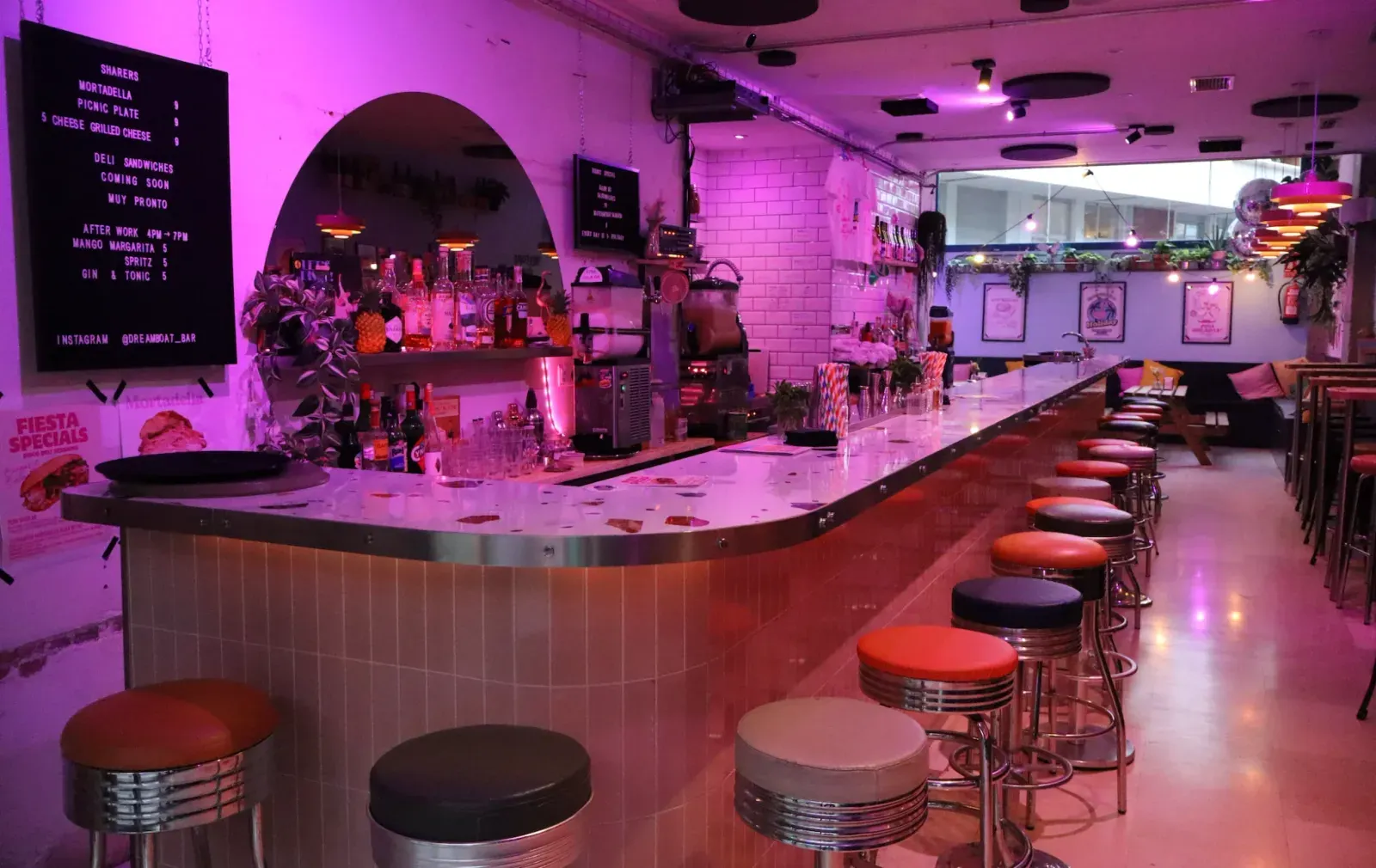 Barra del Dreamboat Bar & Deli en Sant Martí, Barcelona, con ambiente amigable ideal para afterworks.