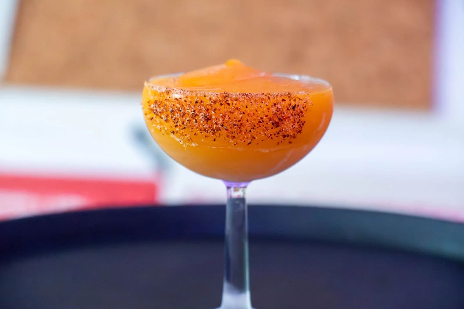 Cóctel exótico en Dreamboat Bar & Deli, ubicado en Sant Martí, Barcelona. Disfruta de cócteles creativos en un ambiente amigable.