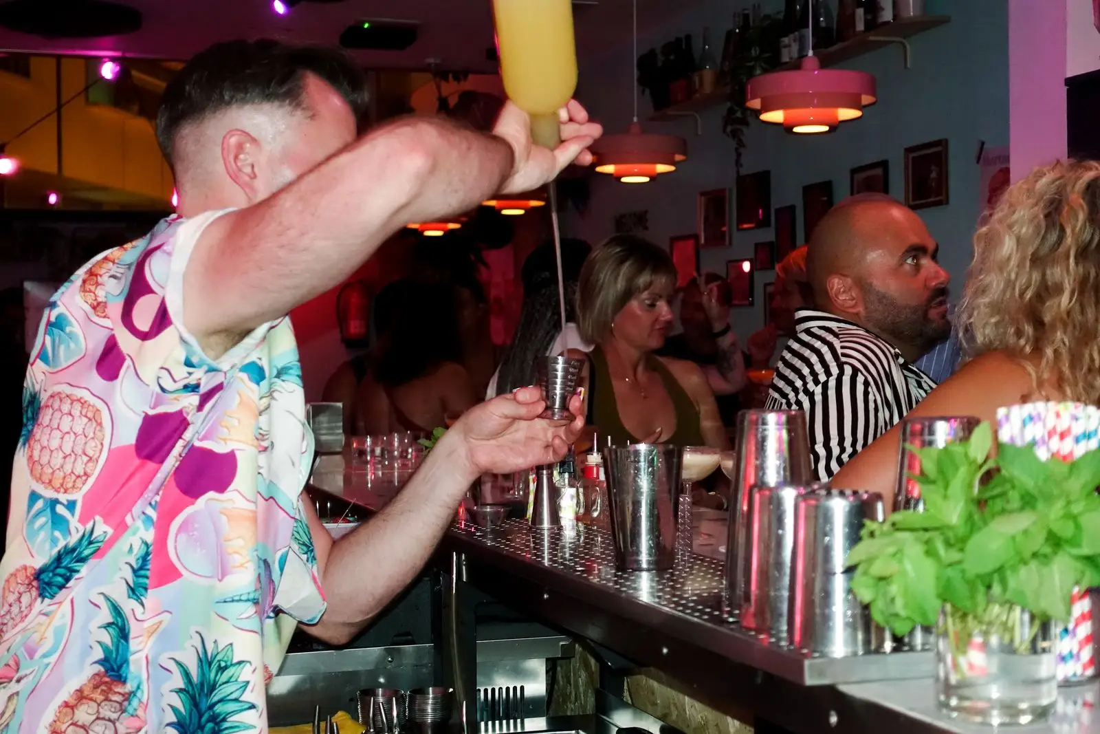 Ambiente animado en la barra de Dreamboat Bar & Deli, Sant Martí, Barcelona, donde se preparan cócteles originales, ideal para afterworks.