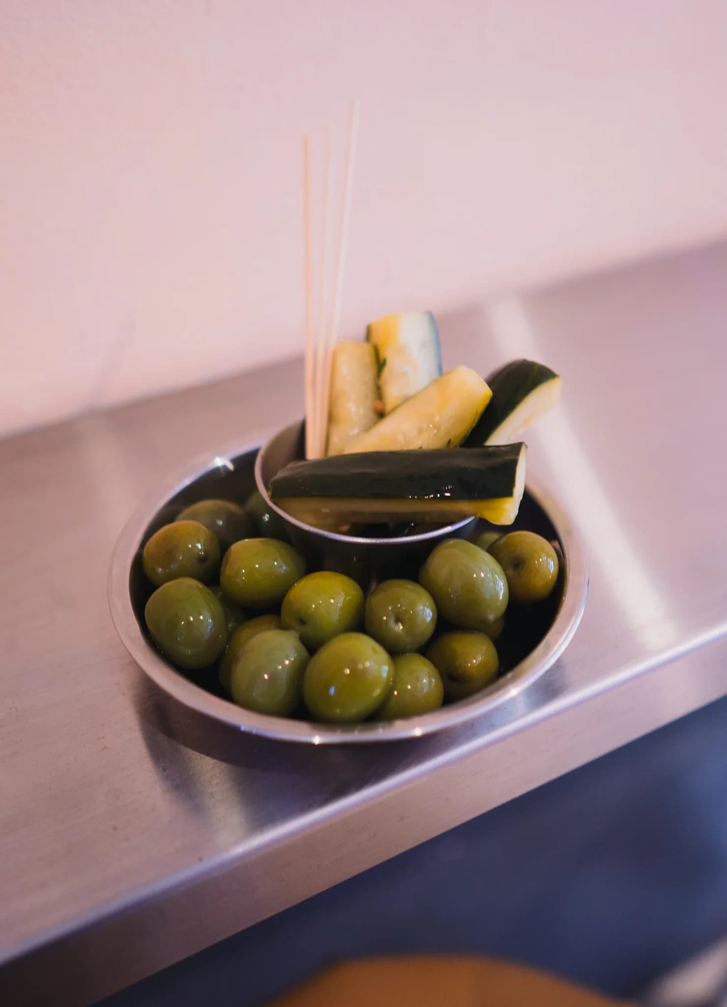 Aceitunas y encurtidos servidos en Dreamboat Bar & Deli, un animado bar de tapas en Sant Martí, Barcelona.