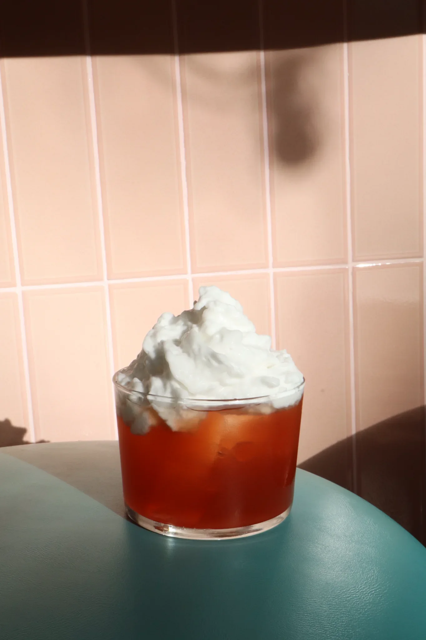 Cóctel con espuma en Dreamboat Bar & Deli, Sant Martí, Barcelona, ideal para afterworks con tapas y bocadillos creativos.