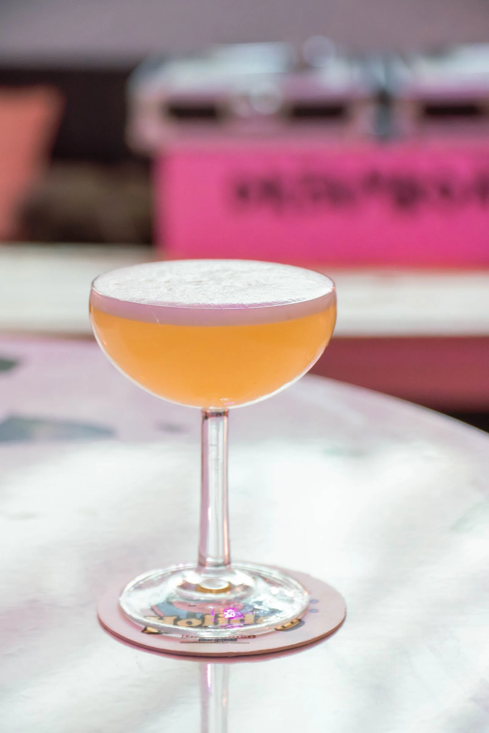 Cóctel original servido en Dreamboat Bar & Deli, un lugar ideal para afterworks en Sant Martí, Barcelona.