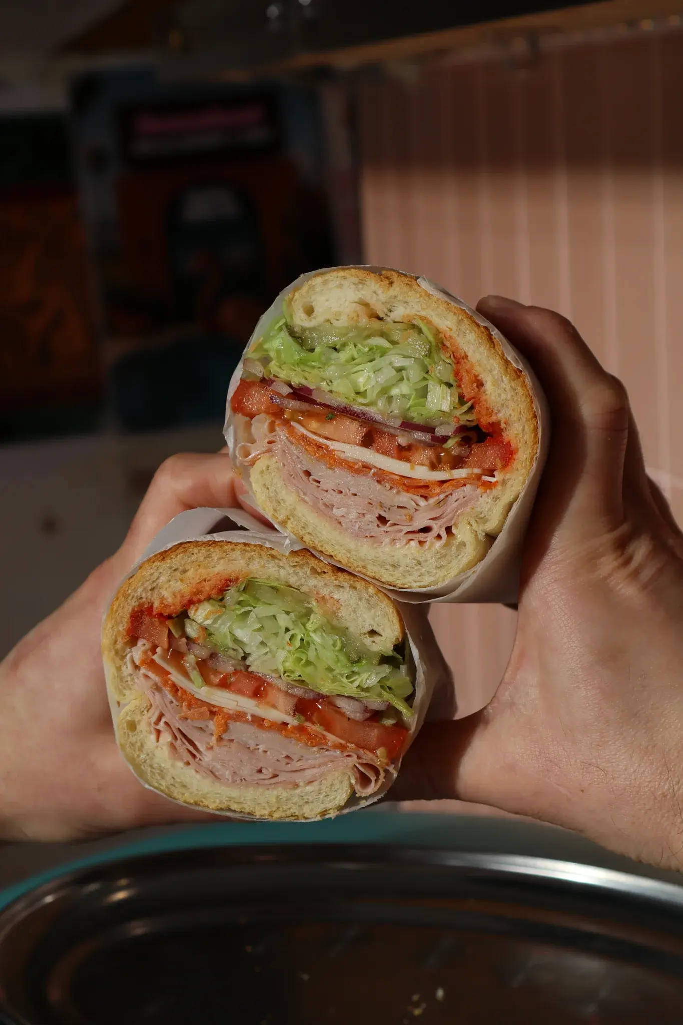 Delicioso Mortadella Sandwich en Dreamboat Bar & Deli, ubicado en Sant Martí, Barcelona. Perfecto para disfrutar de bocadillos creativos y cócteles.