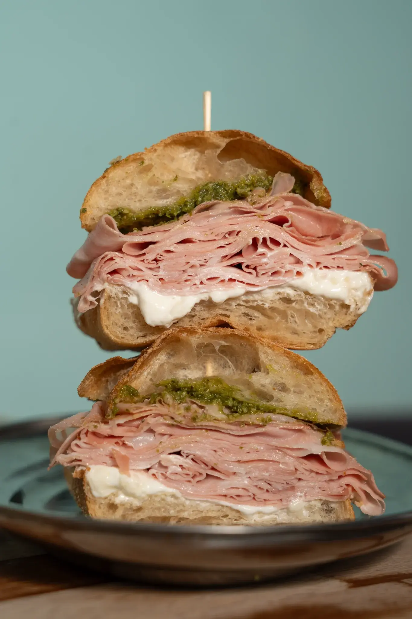 Delicioso sándwich de mortadella en Dreamboat Bar & Deli, Barcelona, ideal para disfrutar tapas y bocadillos creativos en Sant Martí.