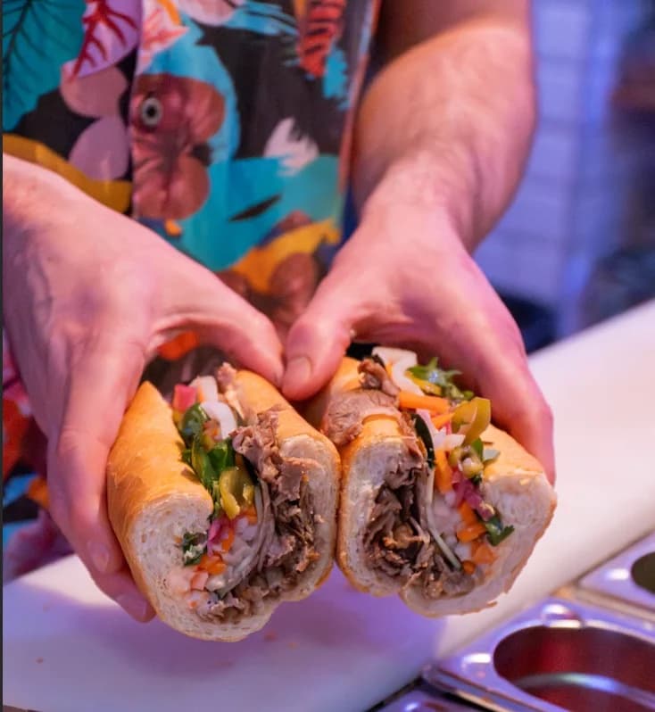 Bánh Mì en Dreamboat Bar & Deli, un bocadillo creativo en Sant Martí, Barcelona, ideal para disfrutar de tapas y cócteles.