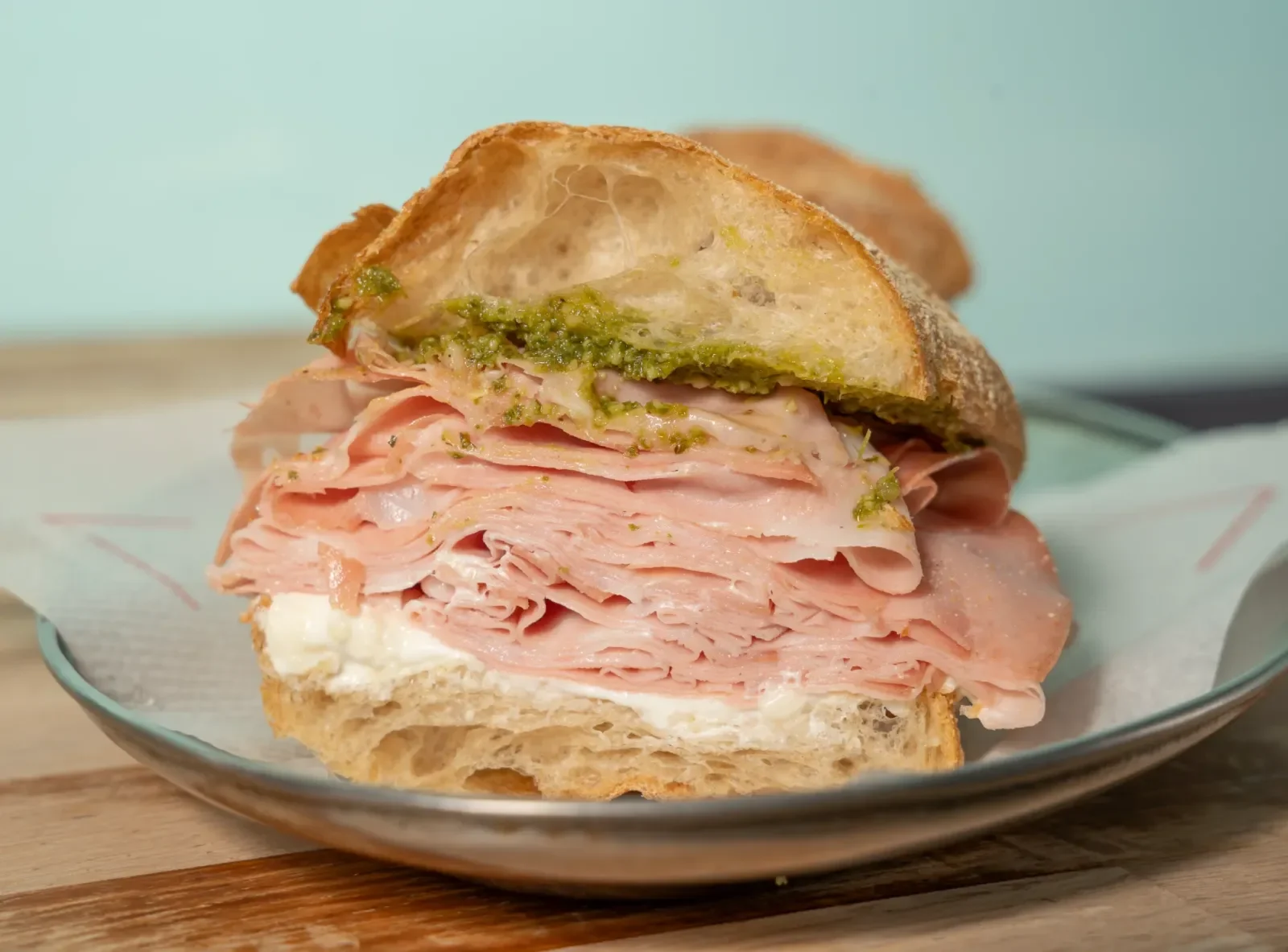 Delicioso bocadillo de Mortadella en Dreamboat Bar & Deli, Sant Martí, Barcelona, ideal para disfrutar de tapas y cócteles originales.