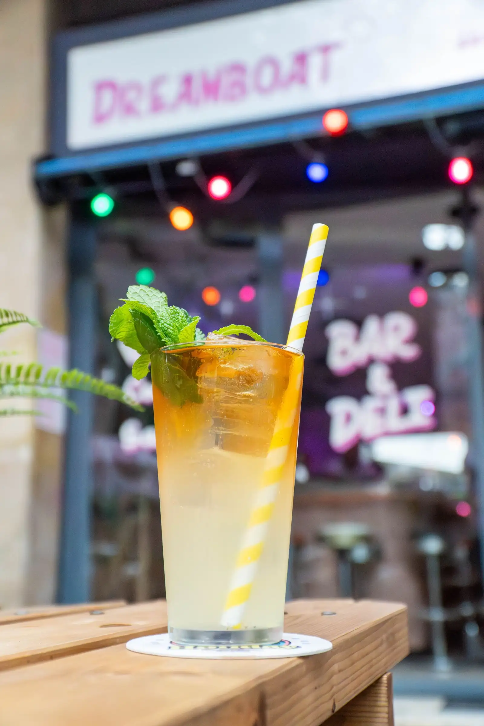 Cóctel refrescante en Dreamboat Bar & Deli, Sant Martí, Barcelona, ideal para disfrutar en un ambiente amigable.
