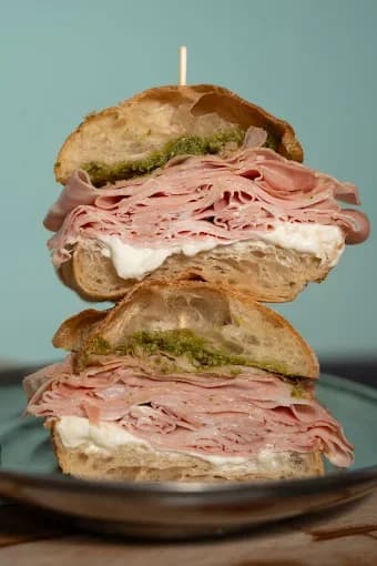 Mortadella en Dreamboat Bar & Deli, Barcelona, un bocadillo creativo ideal para afterworks en Sant Martí.