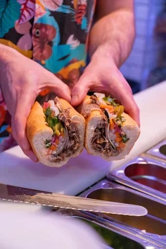 Bánh Mì en Dreamboat Bar & Deli, un bocadillo creativo en Sant Martí, Barcelona, ideal para disfrutar de tapas y cócteles.