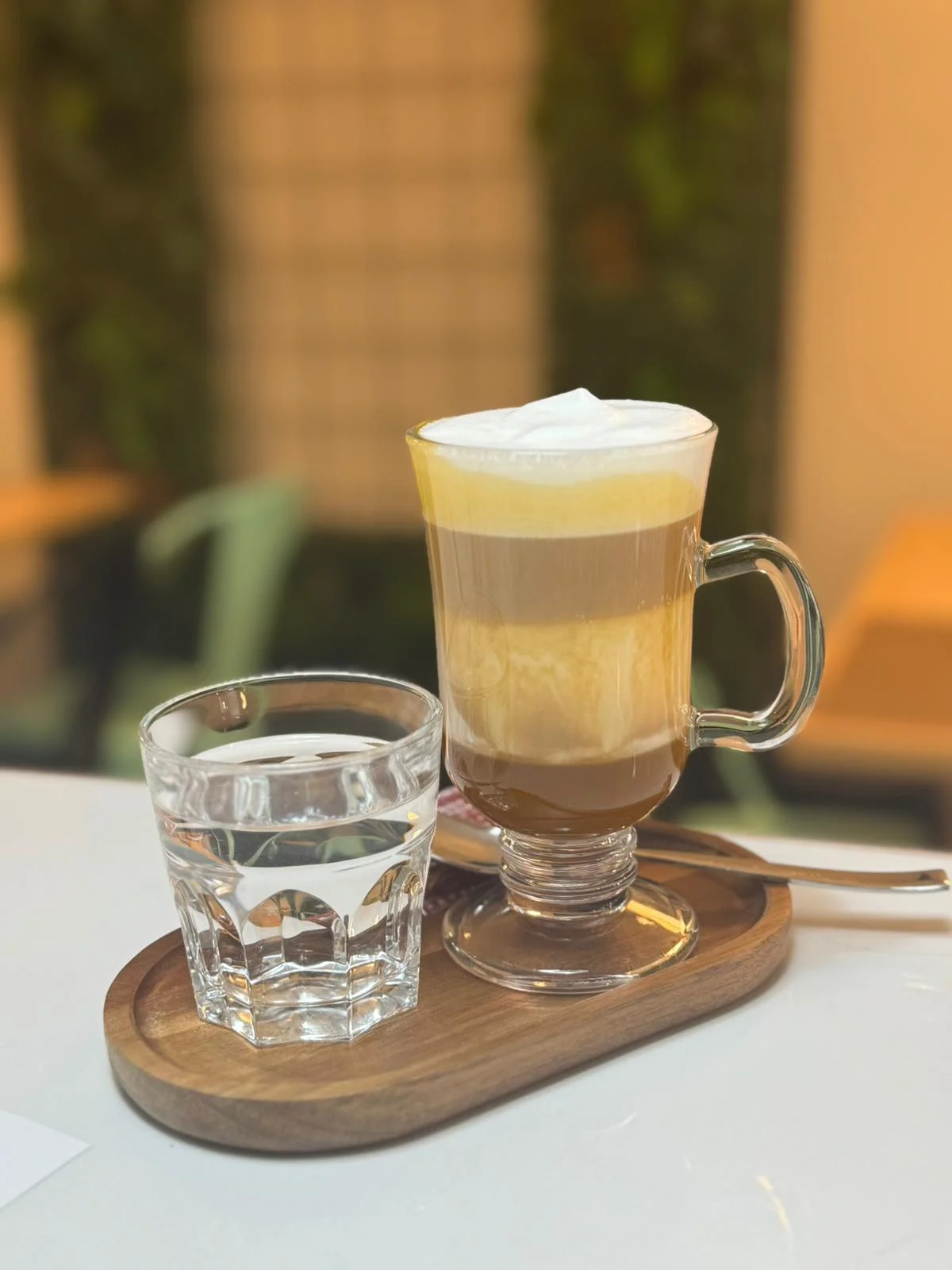 Café con leche espumoso servido en Nomada Restaurant & Brunch, un lugar bohemio para desayunos en Figueres.