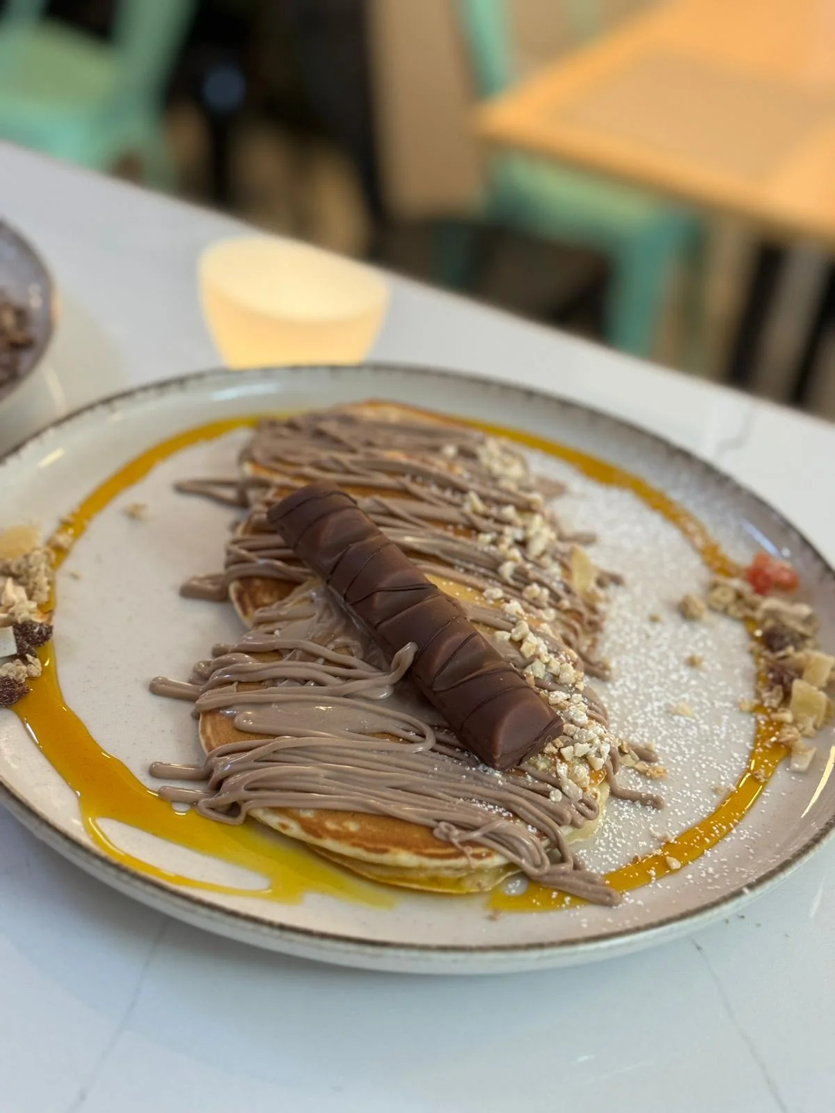 Deliciosos pancakes con chocolate y caramelo en Nomada Restaurant & Brunch, especialidad en desayunos en Figueres.
