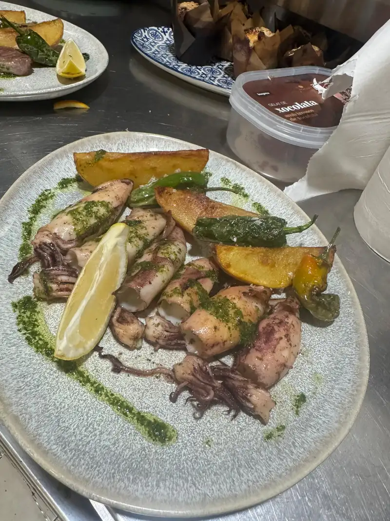 Calamares a la plancha en Nomada Restaurant & Brunch, especialidad en desayunos y brunch en el centro de Figueres.