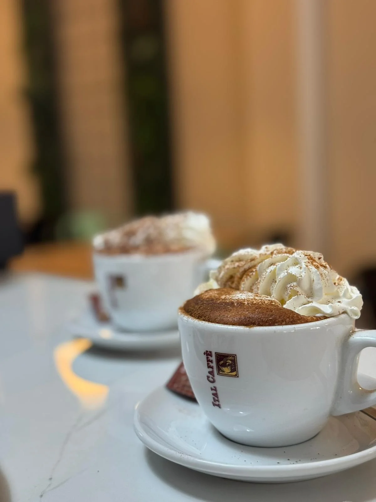 Cafés con nata servidos en Nomada Restaurant & Brunch, un lugar bohemio para desayunos en Figueres.