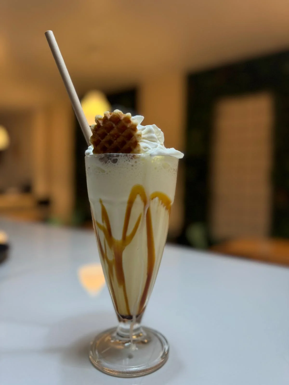 Batido de vainilla con caramelo en Nomada Restaurant & Brunch, especialidad en desayunos y brunch en Figueres.