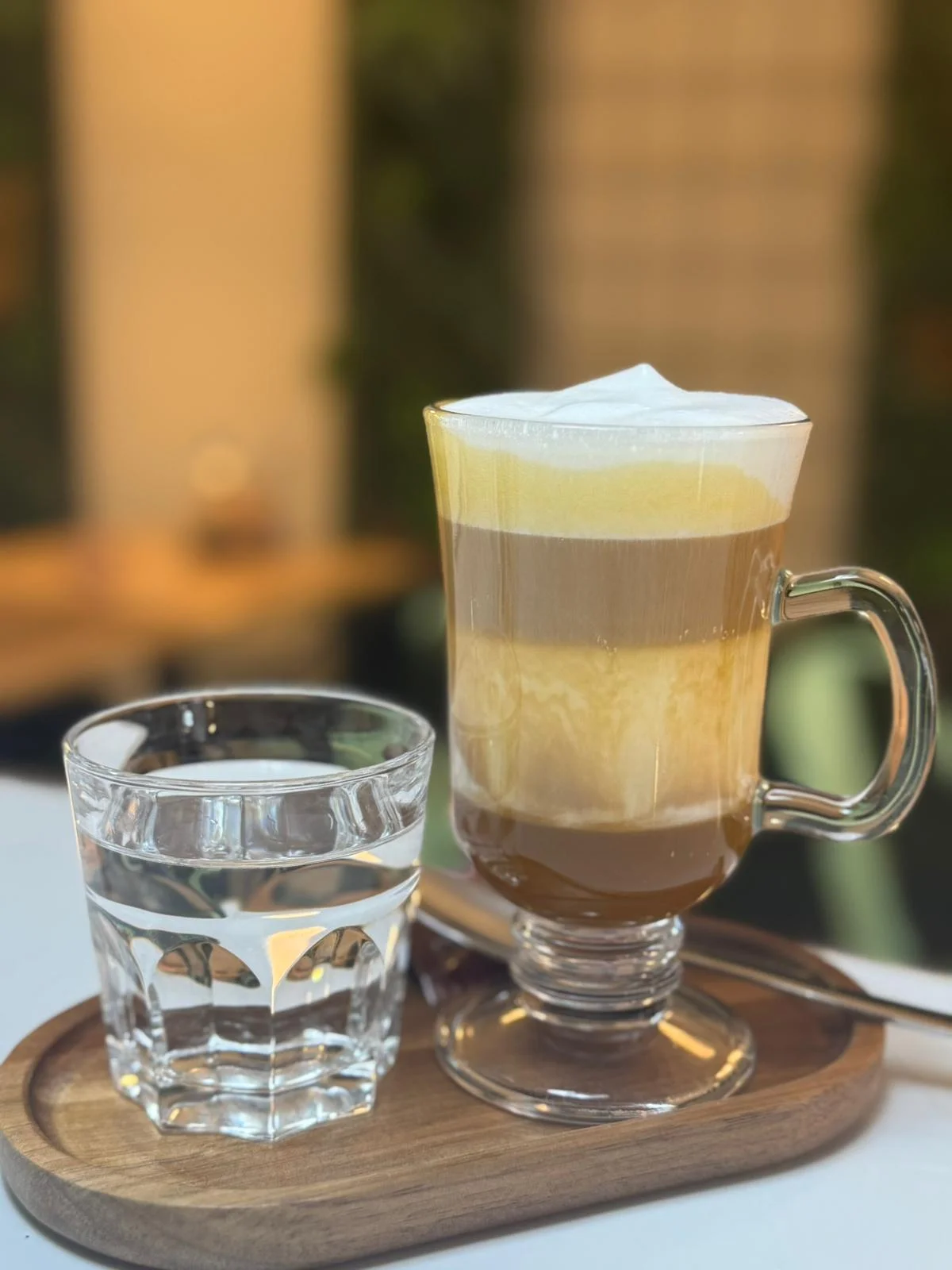 Café con leche espumoso en Nomada Restaurant & Brunch, especialidad en desayunos en Figueres.