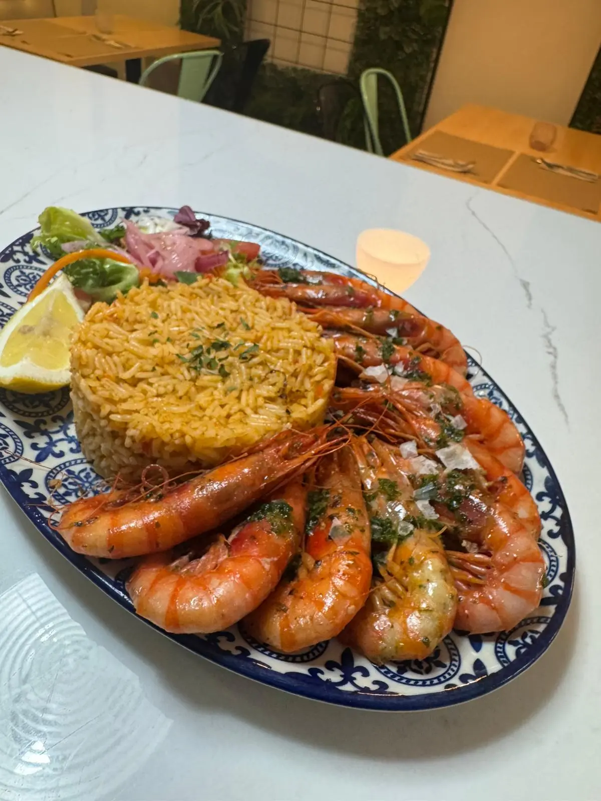 Gambas a la plancha con arroz en Nomada Restaurant & Brunch, especialidad en desayunos y brunch en Figueres.