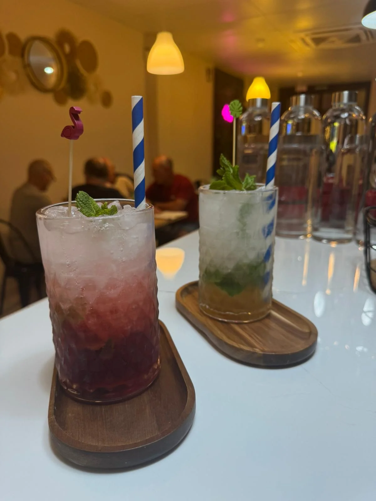 Cócteles en la barra de Nomada Restaurant & Brunch, un lugar bohemio en el centro de Figueres, ideal para disfrutar de desayunos y brunch.