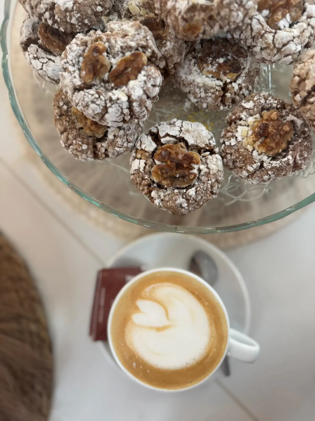 Café con pastas de nuez en Nomada Restaurant & Brunch, desayuno bohemio en Figueres