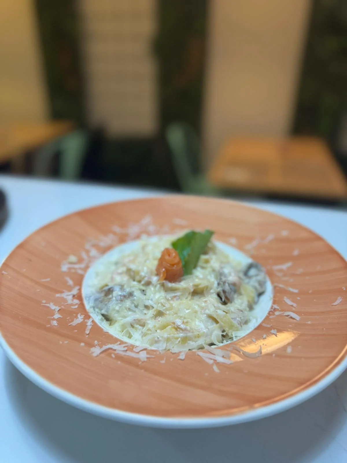 Risotto de setas en Nomada Restaurant & Brunch, especialidad de desayunos y brunch en Figueres con un toque bohemio.