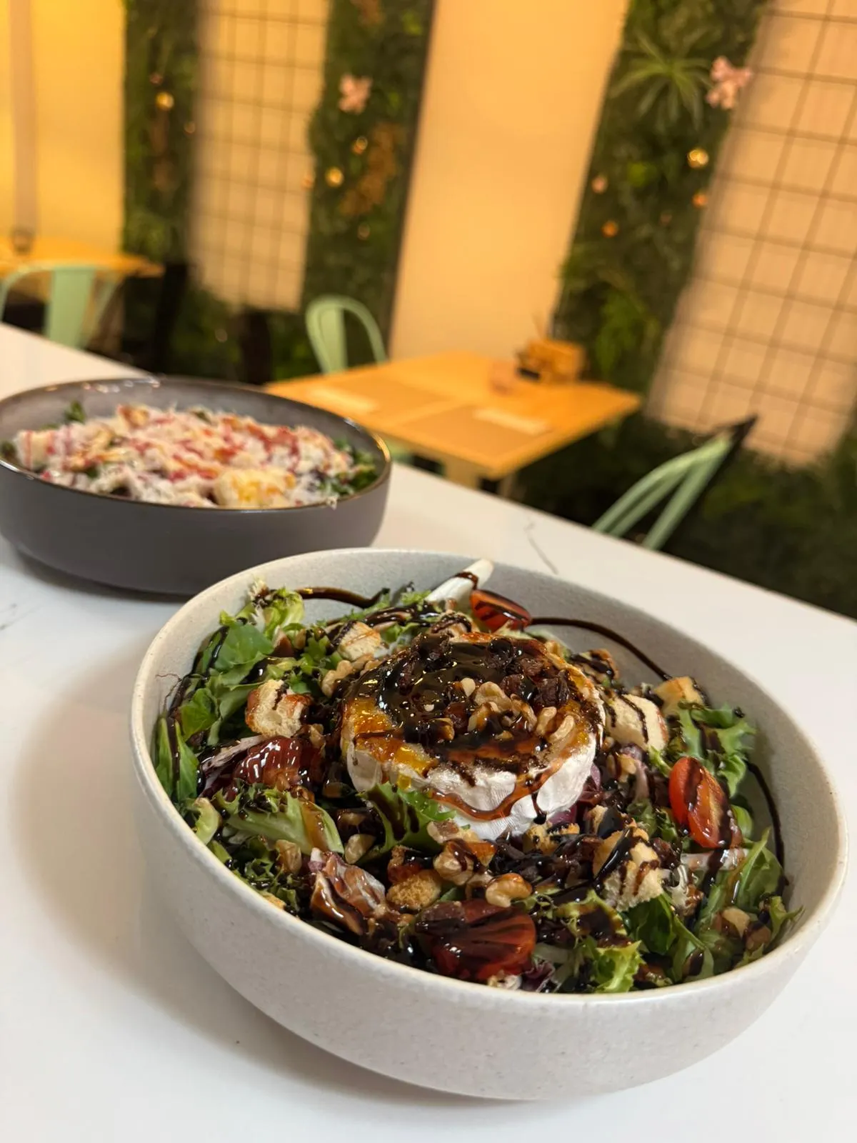 Ensalada de queso de cabra en Nomada Restaurant & Brunch, especialidad en desayunos y brunch en el centro de Figueres.