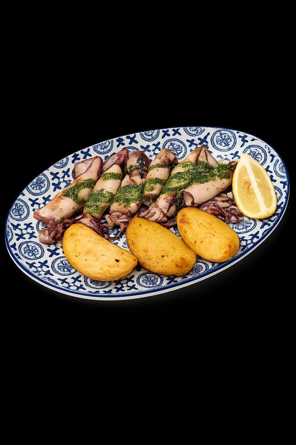 Calamares a la plancha con patatas asadas y rodaja de limón en plato decorado en Nomada Restaurant & Brunch, Figueres