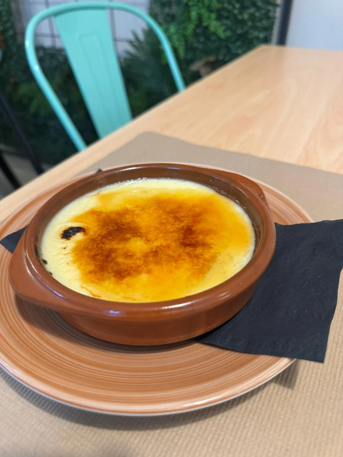 Crema catalana servida en Nomada Restaurant & Brunch, un lugar ideal para desayunos y brunch en el centro de Figueres.