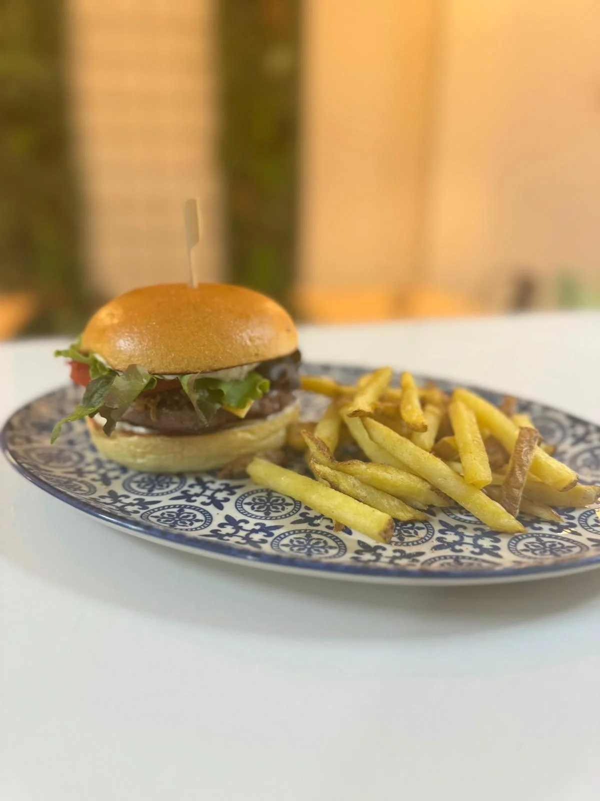 Hamburguesa con patatas fritas en Nomada Restaurant & Brunch, especialidad en desayunos y brunch en el centro de Figueres.