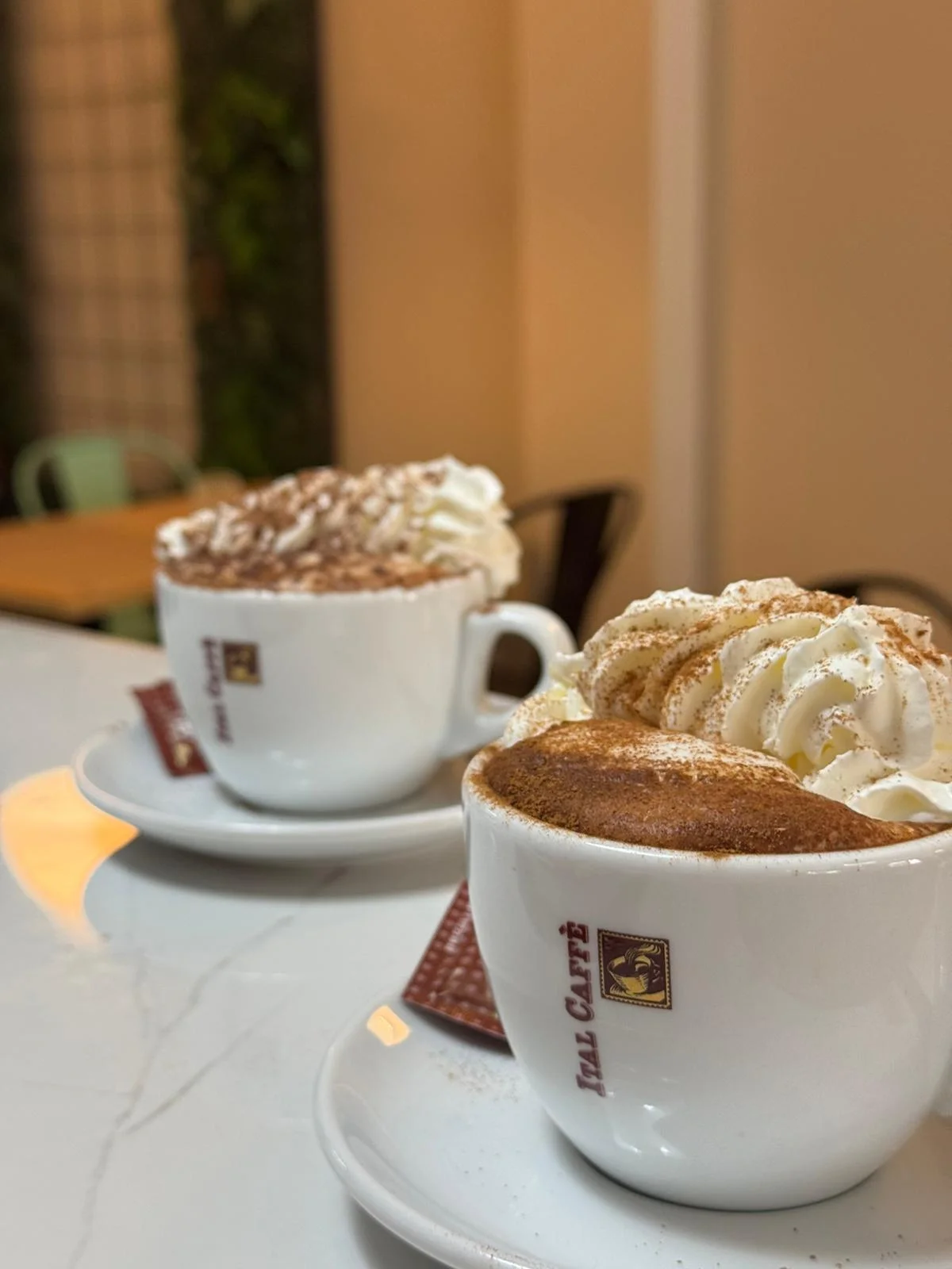 Capuchinos con nata servidos en Nomada Restaurant & Brunch, un lugar bohemio para desayunos en Figueres.