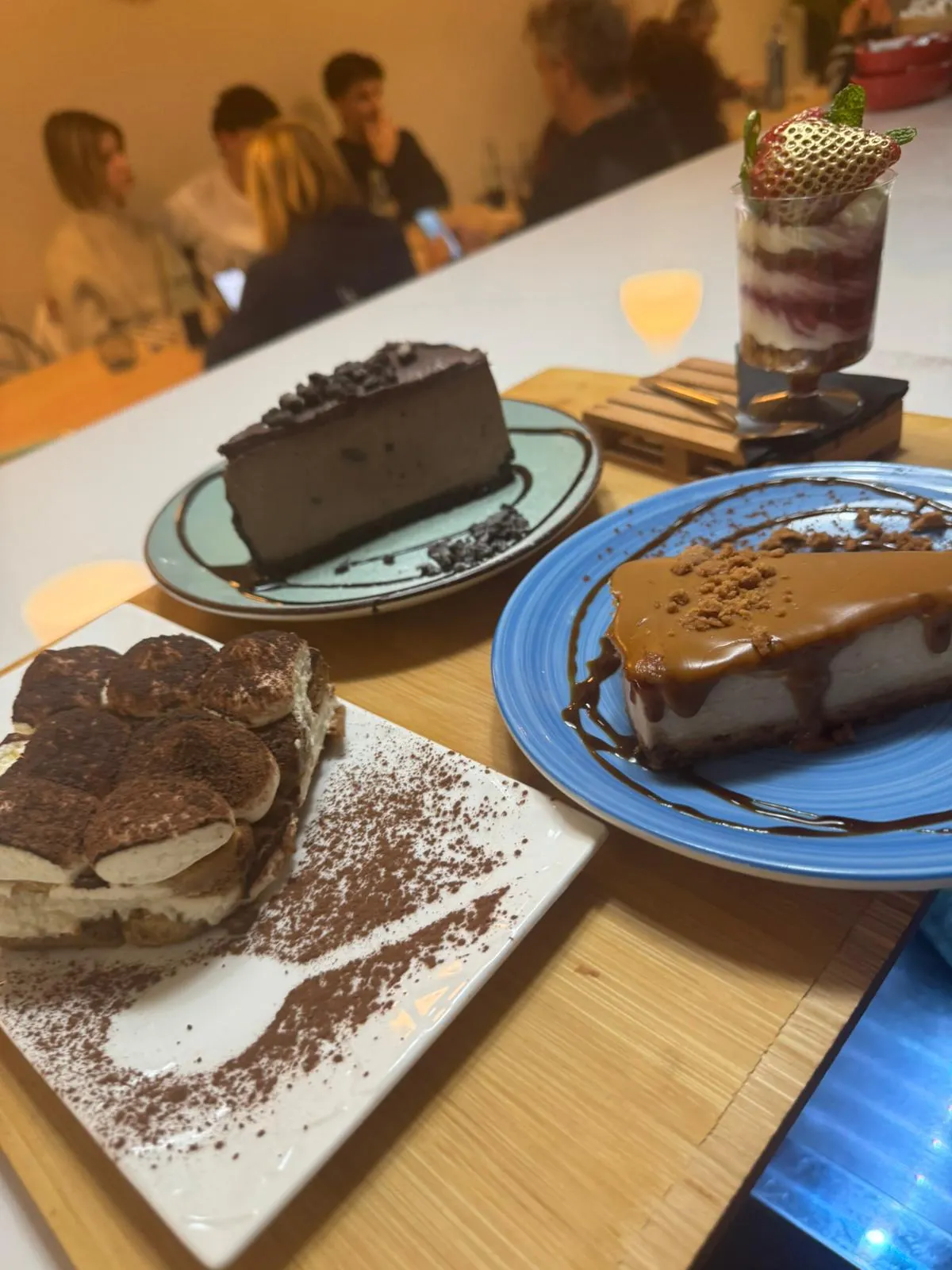 Surtido de postres caseros en Nomada Restaurant & Brunch, Figueres. Disfruta de un brunch con un toque bohemio en el centro de la ciudad.