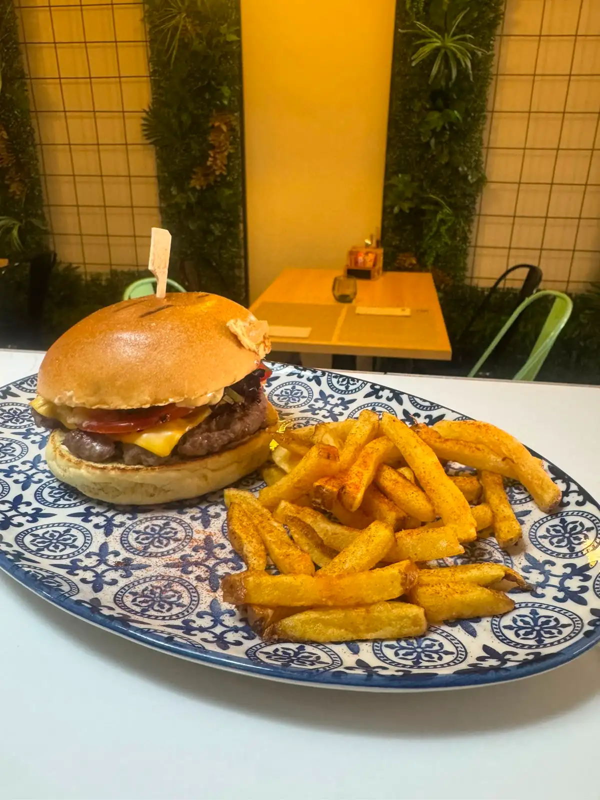 La Miss Universo, hamburguesa gourmet con queso cheddar y patatas fritas en Nomada Restaurant & Brunch, Figueres
