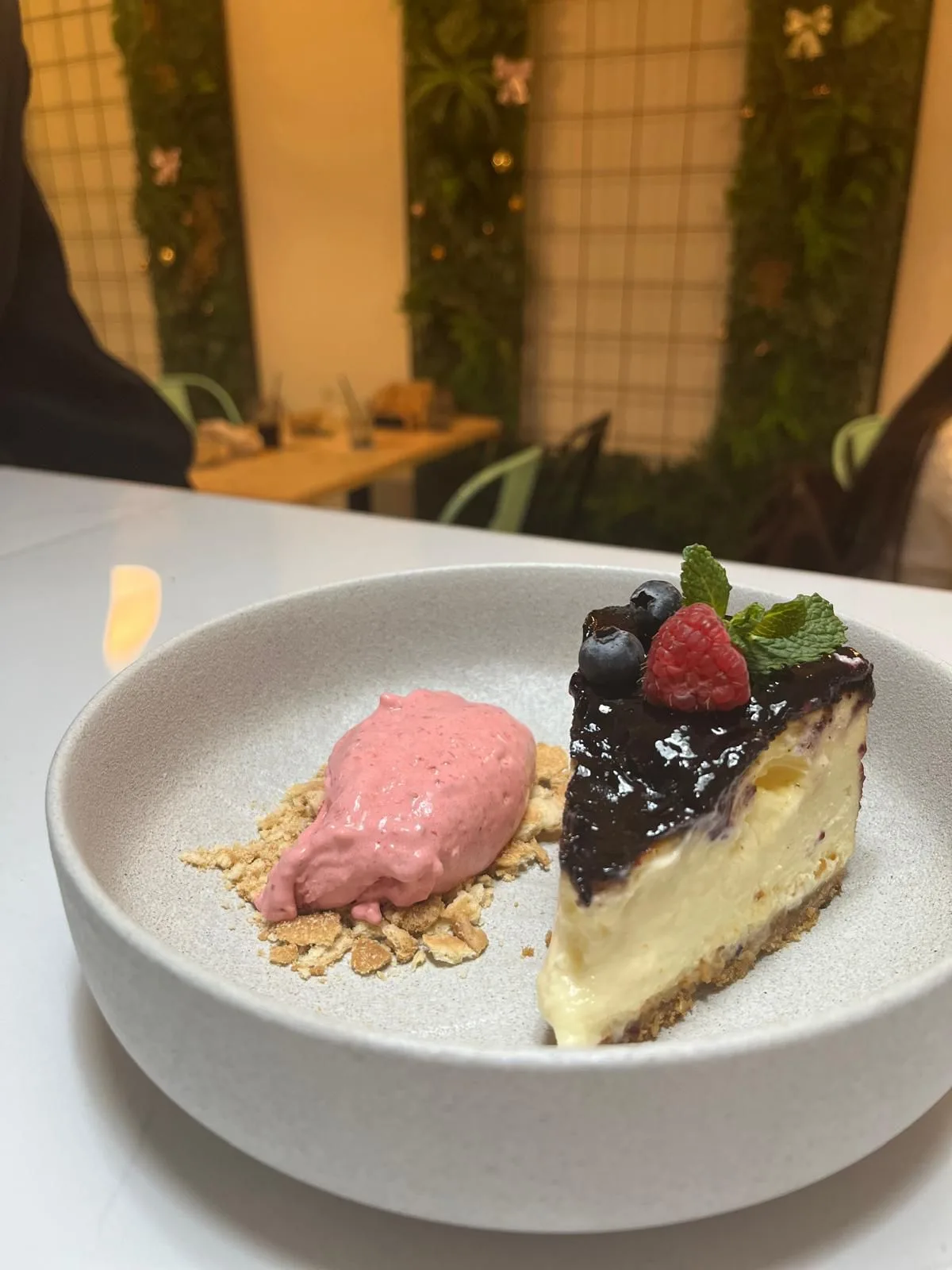 Tarta de queso con frutos rojos en Nomada Restaurant & Brunch, un lugar bohemio para desayunos y brunch en Figueres.