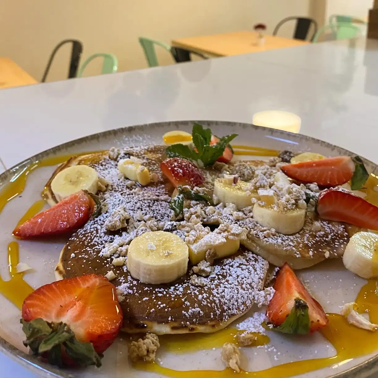 Deliciosos pancakes con frutas frescas en Nomada Restaurant & Brunch, especialidad en desayunos en el corazón de Figueres.