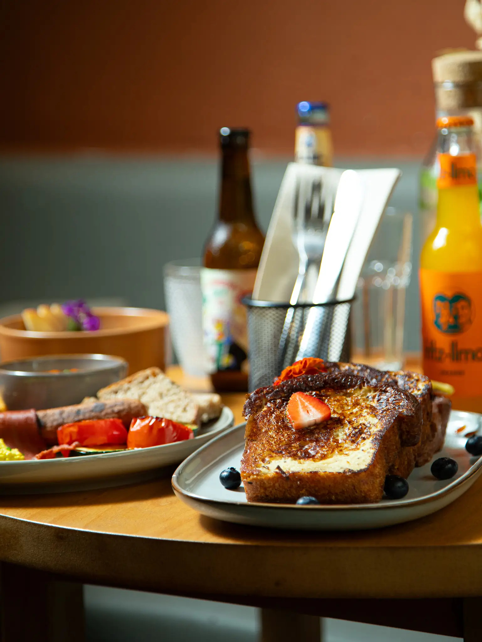 Torrada francesa en Morgentau, restaurante brunch vegano en Sant Martí, Barcelona, acompañada de frutas frescas y bebidas artesanales.