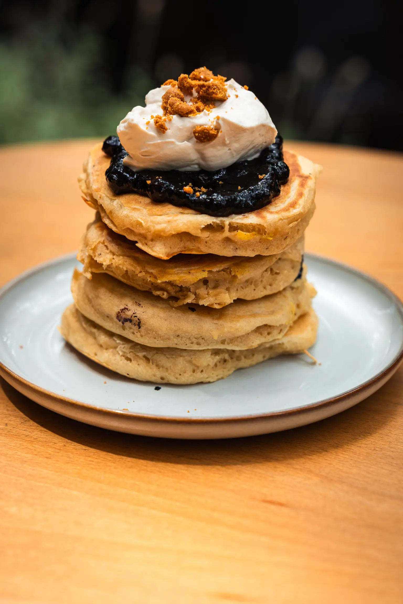 Tortita de arándanos con mascarpone en Morgentau, brunch vegano en Sant Martí, Barcelona, destacando opciones de desayuno vegano.