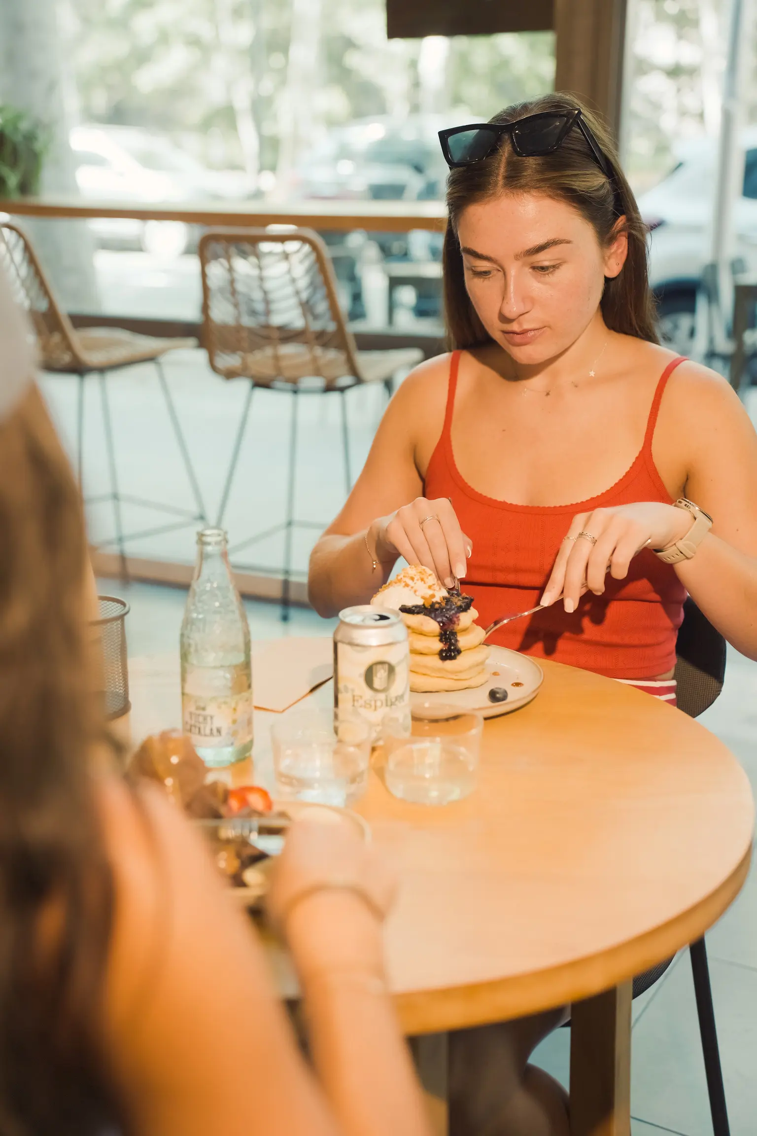 Disfrutando de un pancake de arándanos con mascarpone en Morgentau, restaurante de brunch vegano en Sant Martí, Barcelona.