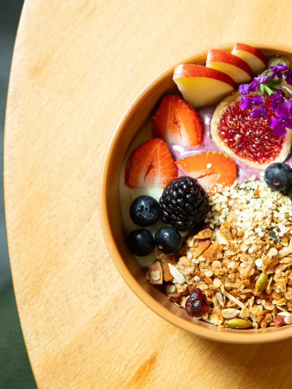 Super bol de granola en Morgentau, restaurante vegano en Sant Martí, Barcelona, ideal para un brunch saludable con frutas frescas.
