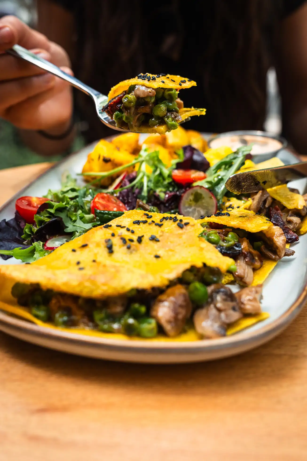 Disfruta de una tortilla de champiñones y 'queso' sin gluten en Morgentau, el restaurante vegano en Sant Martí, Barcelona, ideal para un brunch saludable.
