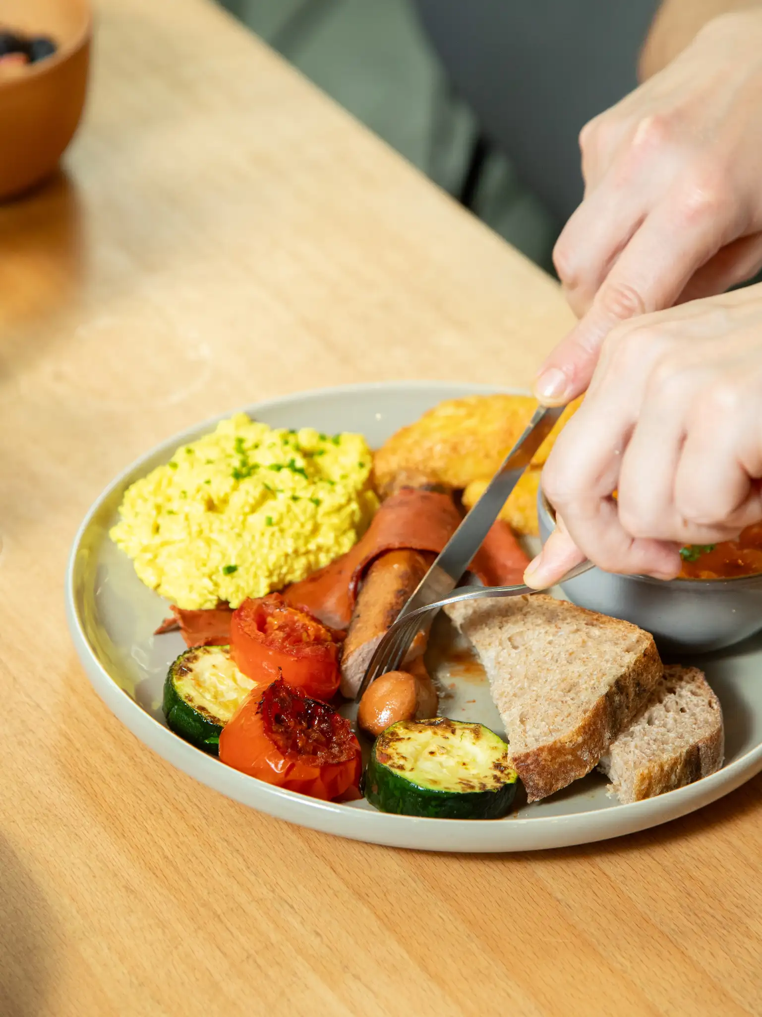 Esmorzar anglès complet en Morgentau, brunch vegano en Sant Martí, Barcelona, con tofu revuelto y verduras frescas.