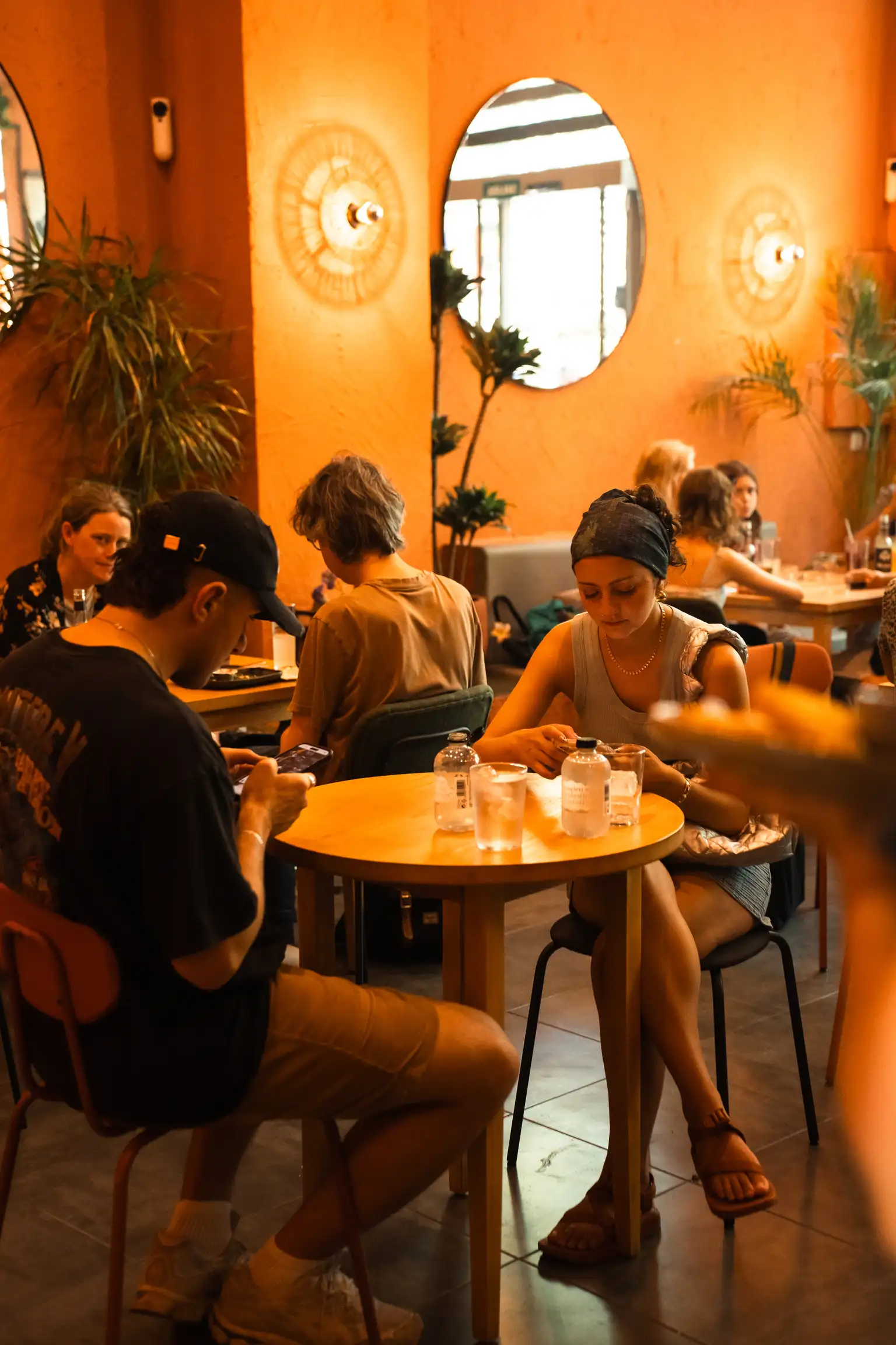 Interior acogedor de Morgentau, restaurante de brunch vegano en Sant Martí, Barcelona, ideal para disfrutar de desayunos y comidas ligeras.