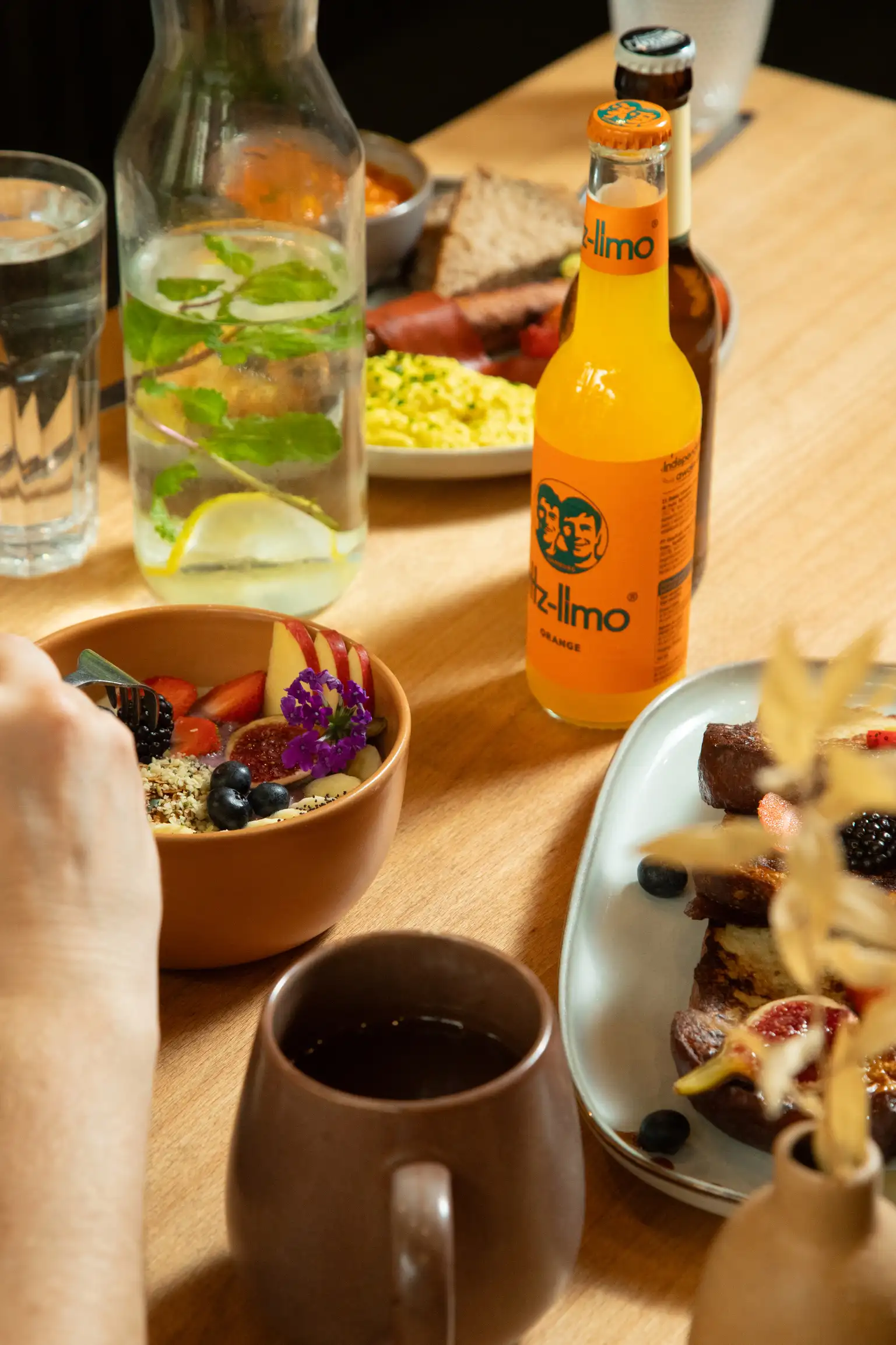 Superbol de granola en Morgentau, restaurante brunch vegano en Sant Martí, Barcelona, acompañado de una bebida refrescante Fritz Limo.