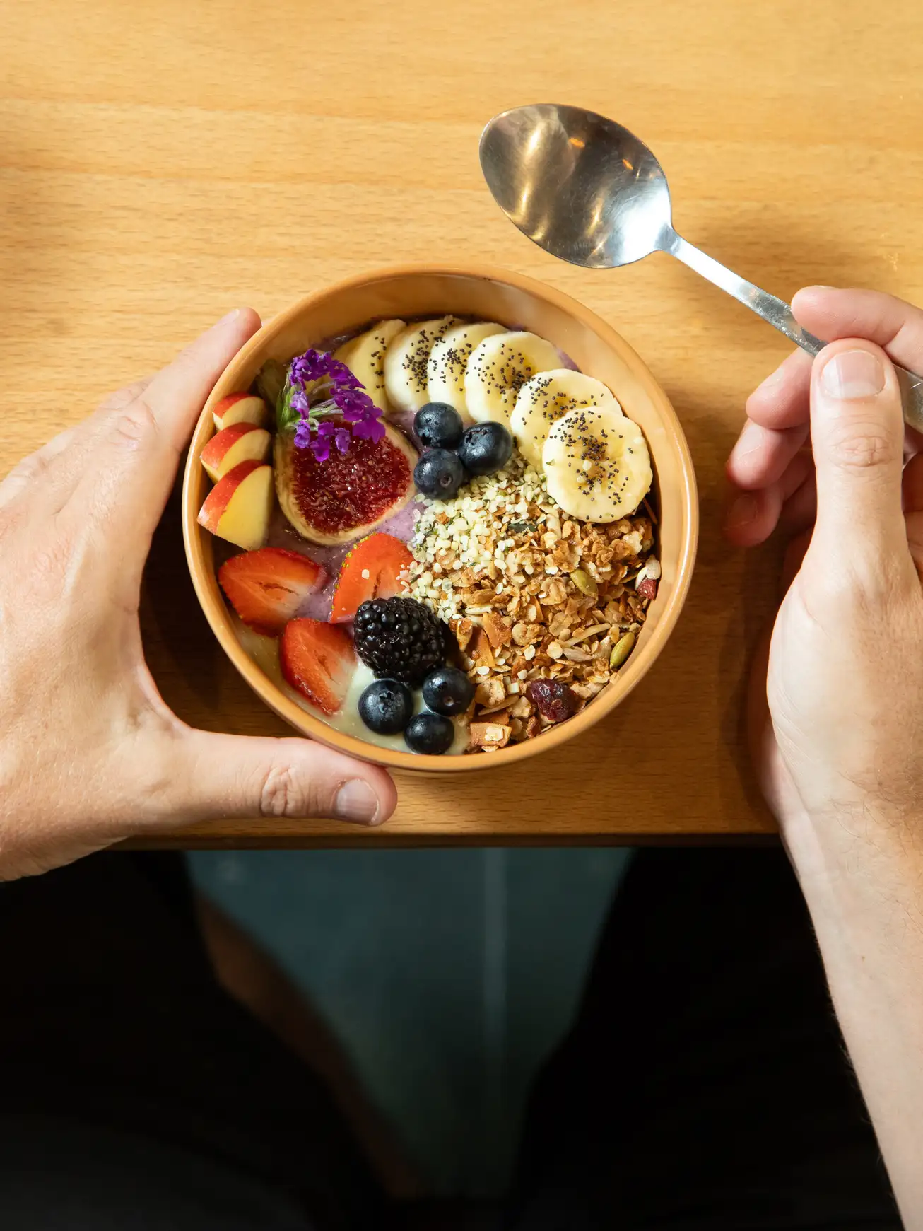 Superbol de granola en Morgentau, restaurante de brunch vegano en Sant Martí, Barcelona, con frutas frescas y semillas.